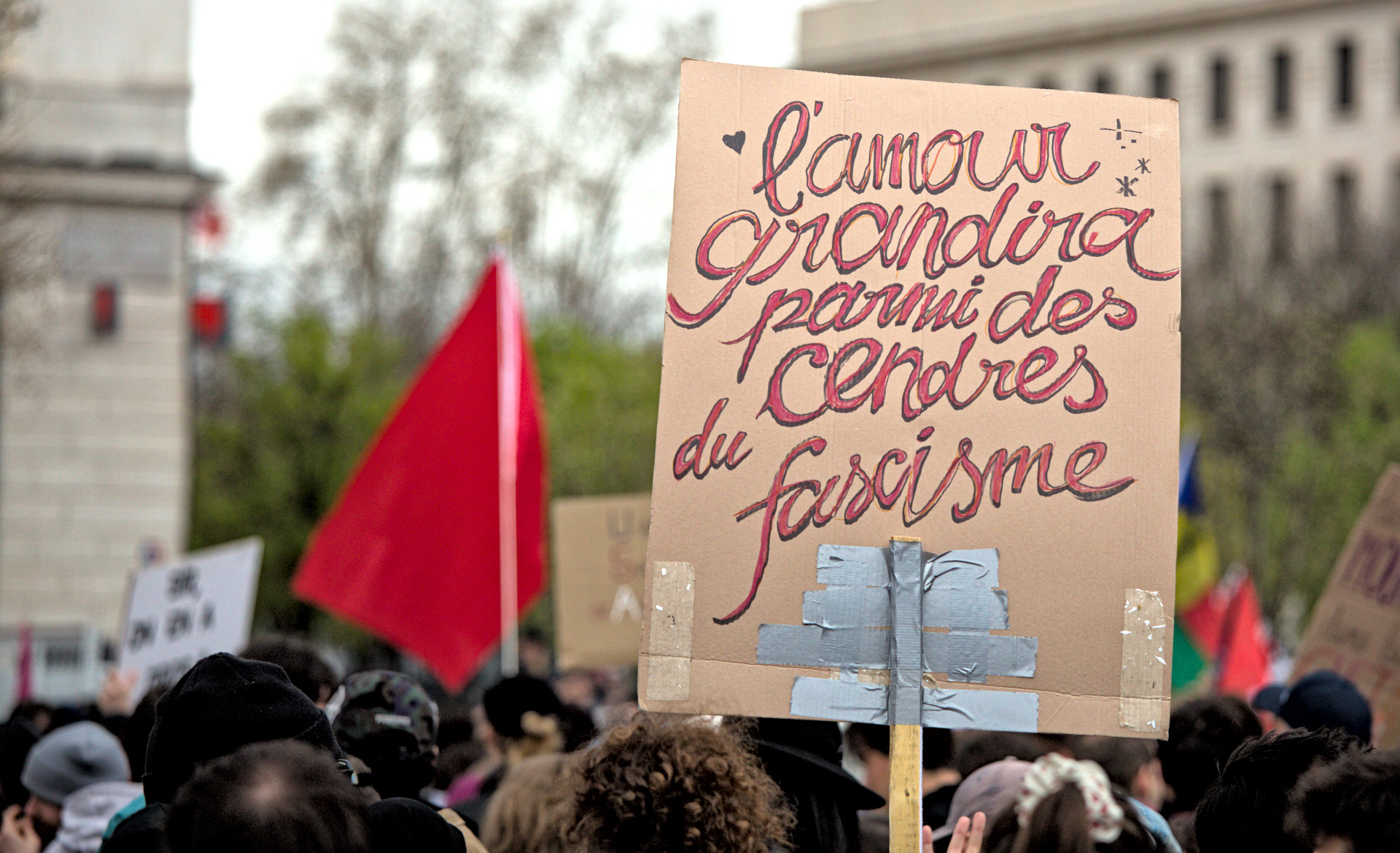 Pancarte « l’amour grandira parmi des cendres du fascisme »