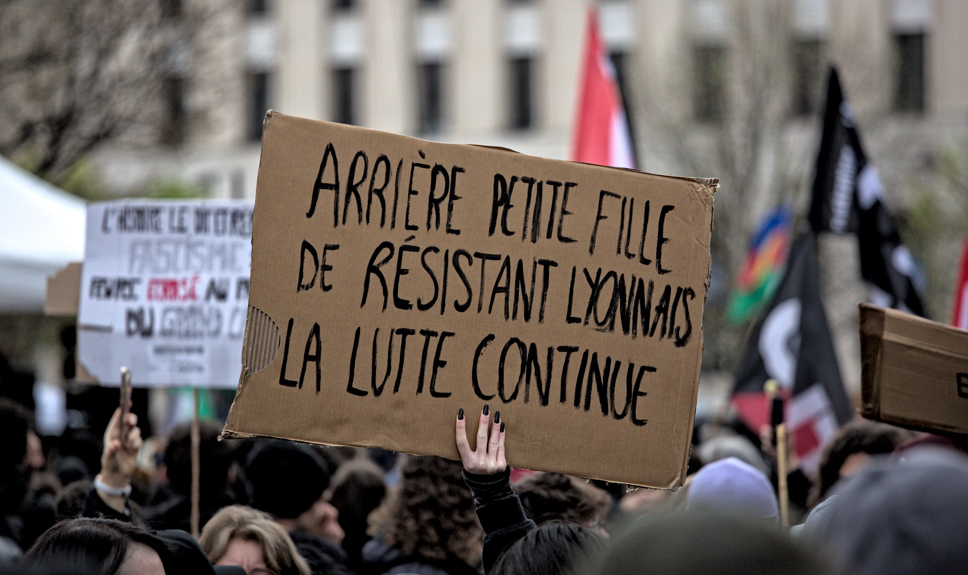 Pancarte « Arrière-petite-fille de résistant lyonnais, la lutte continue »