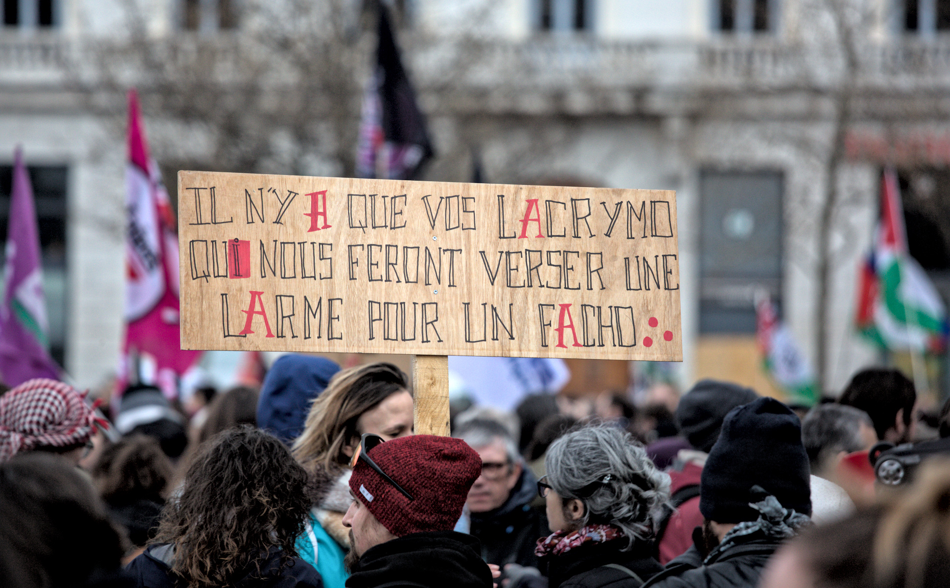 Pancarte « Il n’y a que vos lacrymo qui nous feront verser une larme pour un facho »